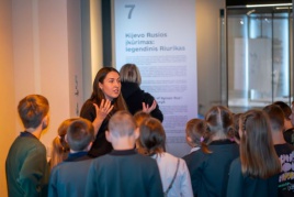 1. Istorijų namų edukatorė Greta Gaidelytė. S. Samsono / Lietuvos nacionalinio muziejaus nuotr. 1. Istorijų namų edukatorė Greta Gaidelytė. S. Samsono / Lietuvos nacionalinio muziejaus nuotr.